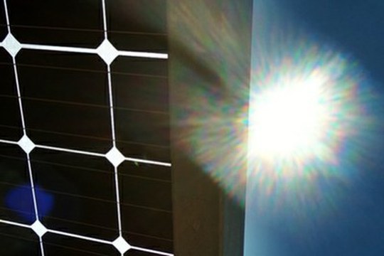 Arrivano i pannelli solari bifacciali in silicio e perovskite
