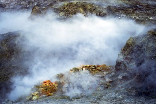 Il cambiamento climatico aumenta l’attività vulcanica dei Campi Flegrei?