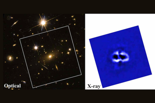 Una coppia di buchi neri supermassicci potrebbe aver formato quattro enormi cavità in un ammasso di galassie